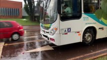 Ônibus e caminhonete se envolvem em acidente na Avenida Tancredo Neves