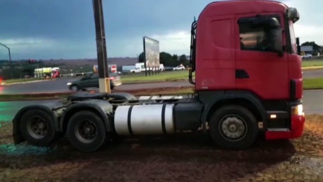 Mulher fica ferida após acidente entre Palio e caminhão no Trevo Cataratas