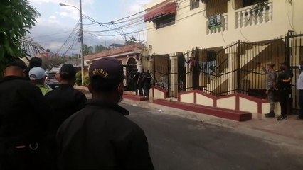 Hombre continúa atrincherado tras matar su esposa en Alma Rosa