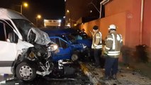 Sultanbeyli'de ters istikamete girerek servis aracıyla çarpışan panelvandaki 2 kişi yaralandı
