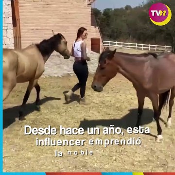 Elena Larrea, mujer modelo que salva caballos, burros y mulas