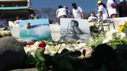 Último homenaje a la surfista de la selección salvadoreña matada por un rayo en el mar
