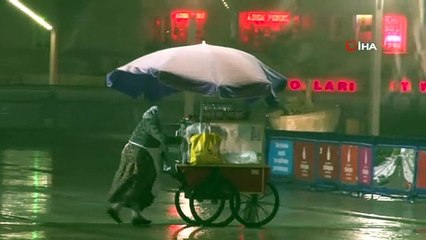 Taksim’de kar yağışı etkili oldu