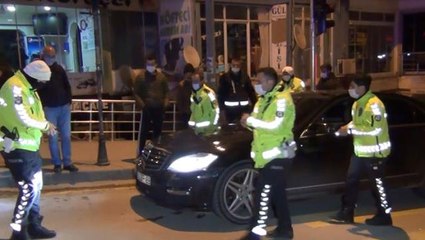 Alkollü sürücü, çakarlı otomobiliyle polis aracına çarptı