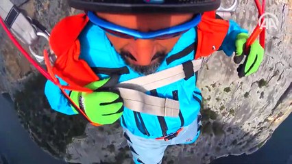 Ekstrem sporcu Galata Kulesi'nden atladı