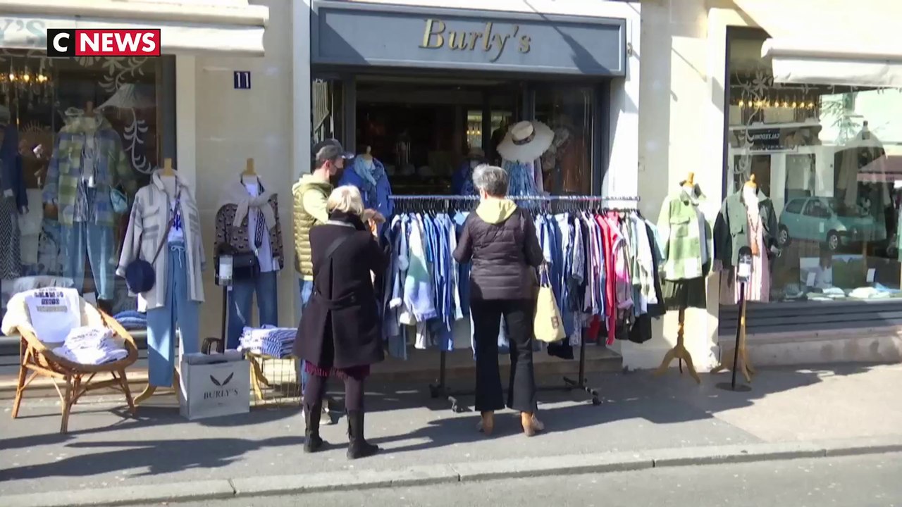 Confinement : face aux mesures, les commerçants installent leurs étals sur les trottoirs.