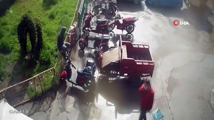 Güpegündüz elektrikli motosiklet hırsızlığı kamerada