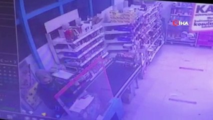 Télécharger la video: İzmir’de marketteki silahlı soygun girişimi kamerada İzmir’de marketteki silahlı soygun girişimi kamerada