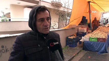 Arkadaşının yardımına koştu, döndüğünde şoku yaşadı... Pazar tezgahında hırsızlık anları kamerada