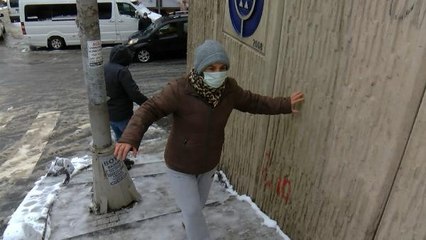 KAĞITHANE'DE KARLI YOLLARDA DÜŞMEMEK İÇİN BÜYÜK ÇABA GÖSTERDİLER