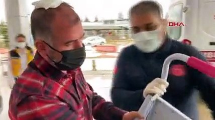 Kafasına saplanan merdivenle ambulansa bindirildi