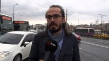 İstanbul'da otobüs şoförü yolcunun üzerine yürüdü, o anlar kamerada