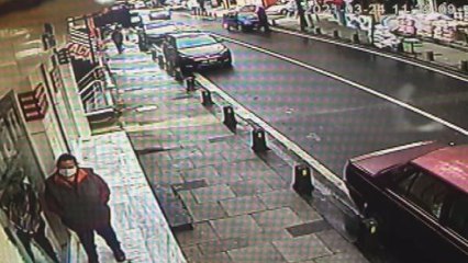 ÜMRANİYE'DE YOLUN KARŞISINA GEÇMEYE ÇALIŞAN KİŞİYE OTOMOBİL BÖYLE ÇARPTI