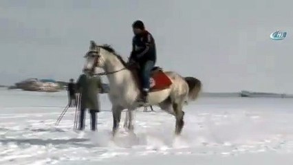 Kar üzerinde cirit gösterisi