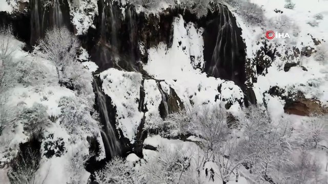 Karla yeniden beyaza bürünen Girlevik Şelalesi ziyaretçilerine görsel şölen sunuyor