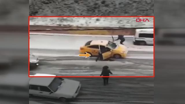Kayan taksiyi kapısını tutarak durdurmaya çalıştı, yolcu aşağıya atladı