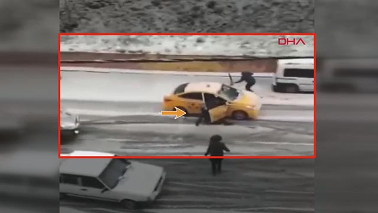 Kayan taksiyi kapısını tutarak durdurmaya çalıştı, yolcu aşağıya atladı