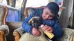 Annesiz kalan yavru köpekler Ağrılı çocukların sevgisiyle hayata tutundu