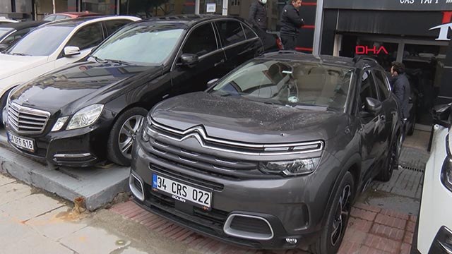 Kadıköy'de oto galeriyi kurşunladı, havaya ateş ederek kaçtı