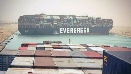 Süveyş Kanalı'nda karaya oturan dev geminin boşaltılması 'haftalar alabilir'