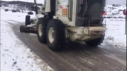Karla kaplanan yolları açık tutma mücadelesi sürüyor