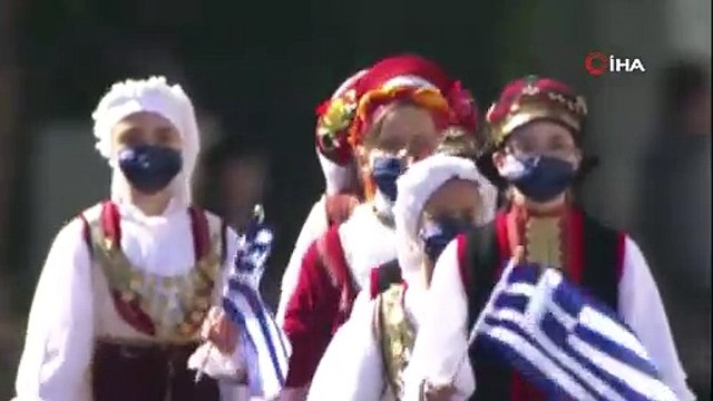 Yunanistan bağımsızlık gününü askeri geçit töreniyle kutladı
