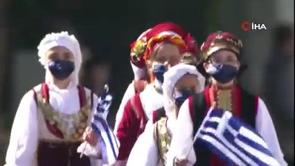 Yunanistan bağımsızlık gününü askeri geçit töreniyle kutladı