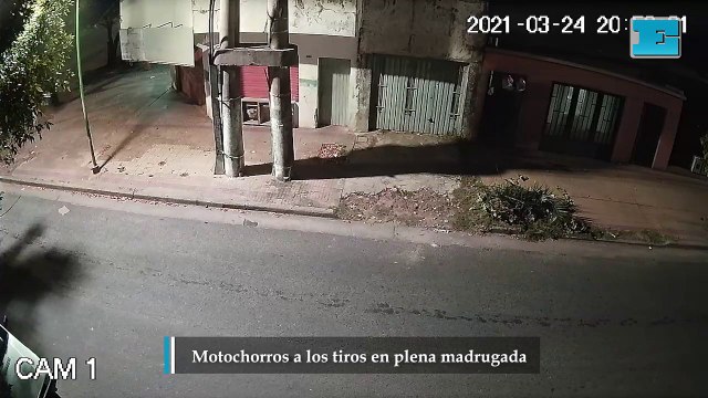 Motochorros a los tiros en plena madrugada