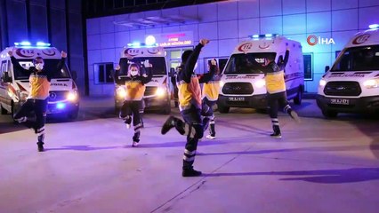 Sağlıkçılar zeybek oynadı, moral verdi