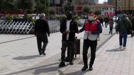 ESENYURT'TA YABANCI UYRUKLULARA KİMLİK KONTROLÜ.... HATIRA POZU VERİRKEN DENETİME TAKILDI