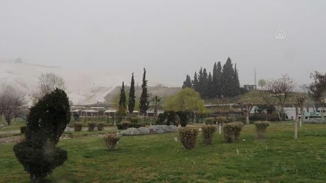 Pamukkale'de turistler kar yağarken antik havuzun keyfini çıkardı