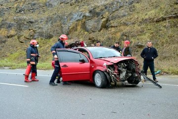 Son dakika haberi | D650 karayolunda kontrolden çıkan otomobil bariyerlere çarptı: 2 yaralı