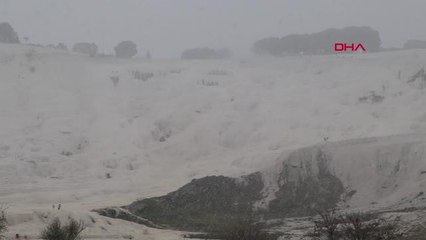 DENİZLİ Pamukkale'de kar yağdı, turistler sıcak su havuzunda yüzdü