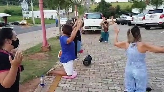 Fiéis fazem oração em frente à hospital 1-2