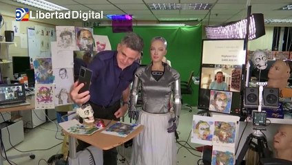La robot humanoide Sophia pinta su primera obra de arte digital