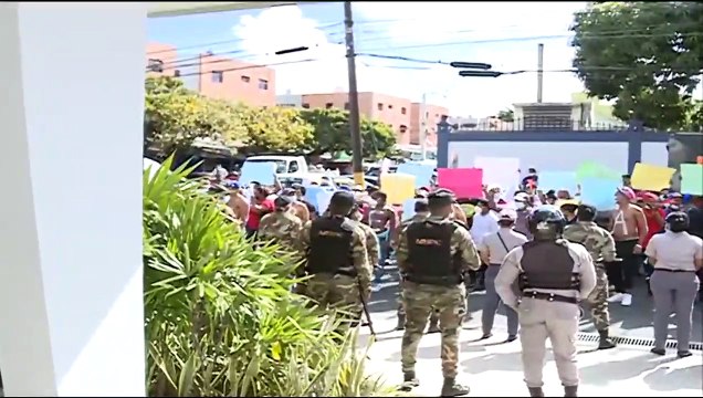 Semidesnudos, exempleados de Obras Públicas demandan prestaciones laborales