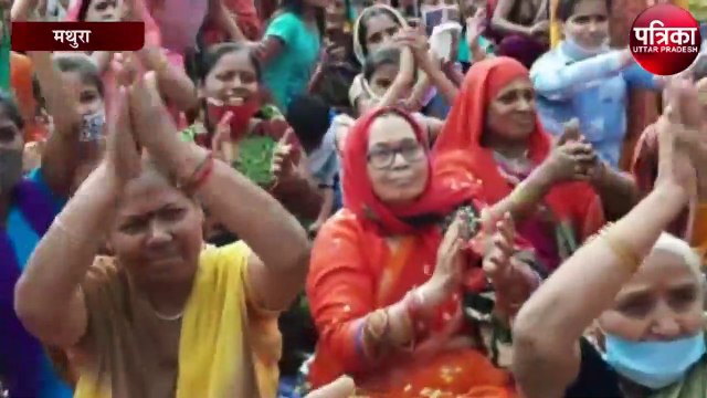 मथुरा में राधा-कृष्ण संग भक्तों ने खेली फूलों की होली