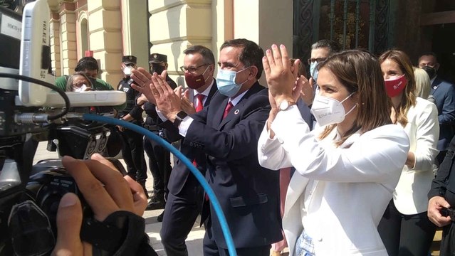 El nuevo alcalde de Murcia, el socialista José Antonio Serrano, recibe una ovación a la salida del Ayuntamiento.