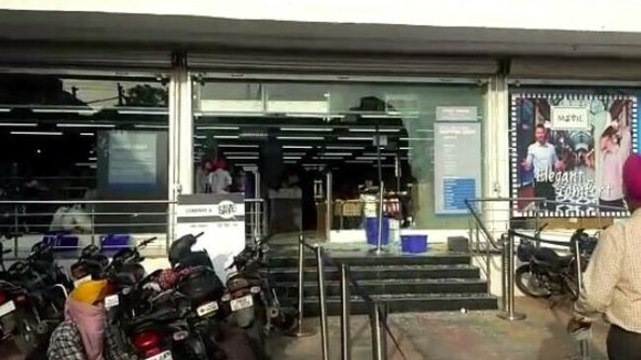 Over 20 men barge into Vishal Mega Mart in Punjab's Tarn Taran, open fire at shoppers