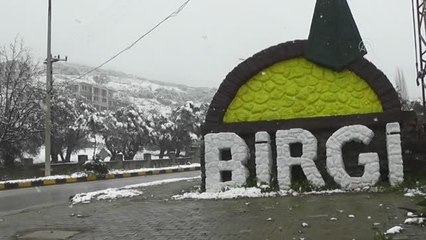 Ödemiş ilçesinde ender görülen kar, bölgedekilere keyifli anlar yaşattı