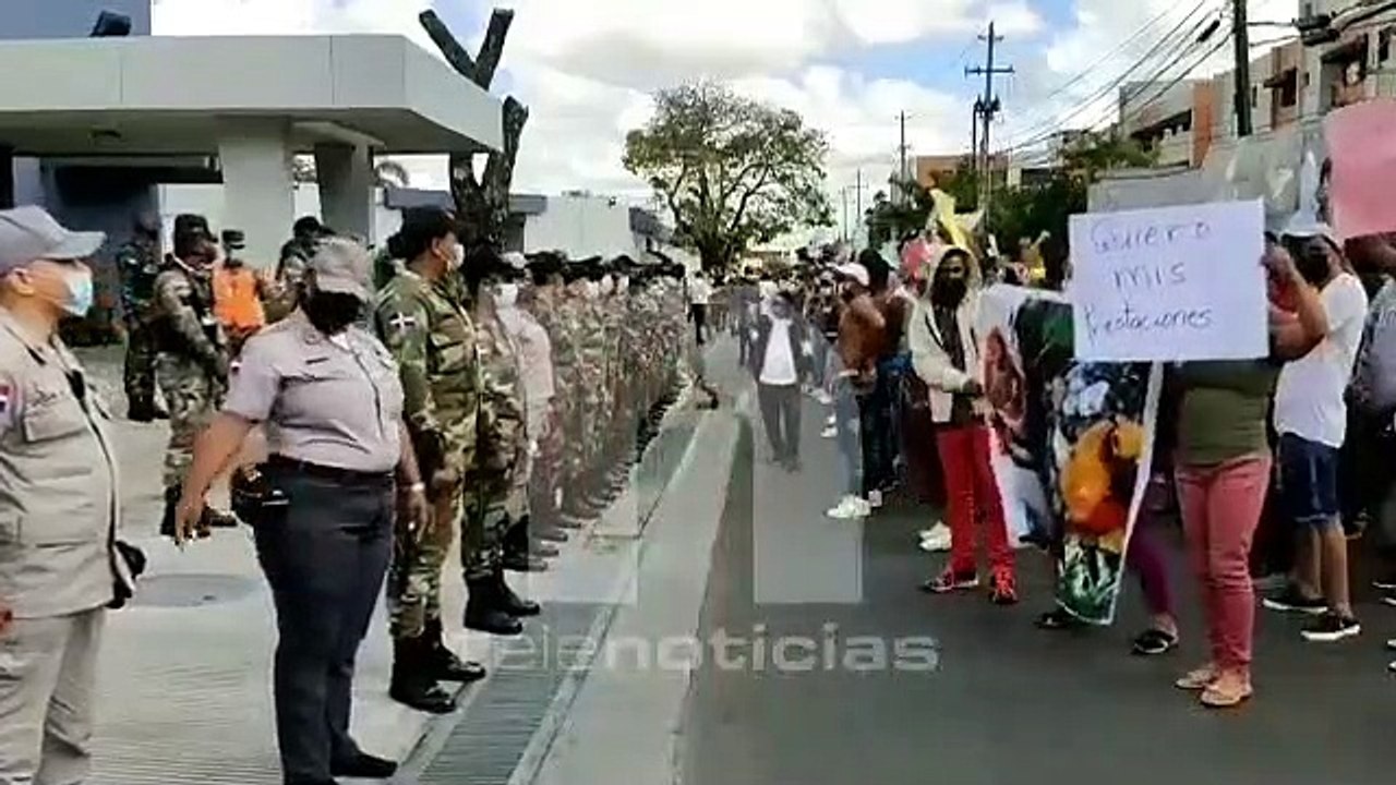 Exempleados de Obras Públicas protestan semidesnudos en demandan prestaciones