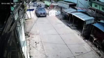 Son dakika... Güvenlik güçlerinin göstericiyi darp anı güvenlik kamerasına yansıdı