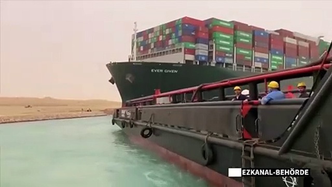 Mega-Frachter steckt weiter im Suez-Kanal fest