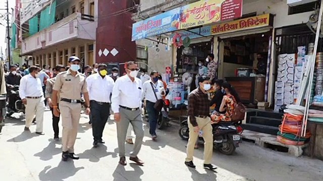 महूपुरा के लोगों से कलेक्टर ने किया मास्क लगाने का आग्रह