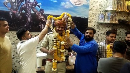 पदोन्नति पर निरीक्षक सौरभ शर्मा का साफा बांधकर स्वागत