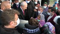 Kılıçdaroğlu'na 'Kurban olurum' dedi, korumalar engelledi- Dengesini kaybeden bastonlu vatandaş yere düştü- Kırıkkale'ye gelen CHP Genel Başkanı Kemal Kılıçdaroğlu:- 'Türkiye’nin çözülemeyecek hiçbir sorunu yok'
