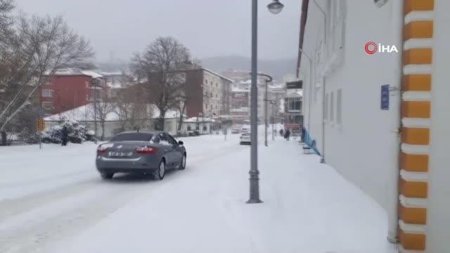Kent beyaza büründü, sürücüler karlı yollarda zor anlar yaşadı