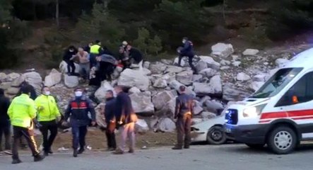 Yoldan çıkan otomobil kayalıklara çarptı: 1 ölü, 1 yaralı