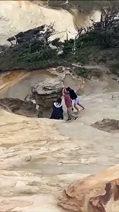 Ces débiles s'amusent à faire chuter un rocher énorme du haut d'une falaise