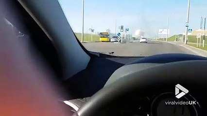 Ce conducteur doit traverser un mur de fumée en pleine autoroute... terrifiant